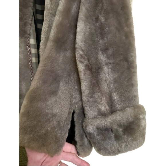 WOMENS, VINTAGE FUR, SHORT COAT IN GREY/TAUPE COLOR. BLACK PLAID LINING. - Picture 4 of 7